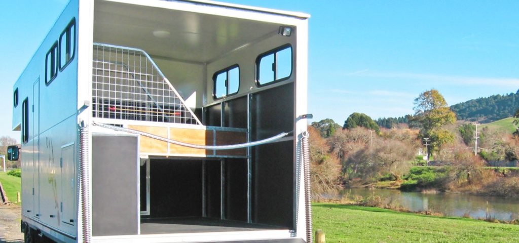 Widerib inner wall lining in horse truck / float